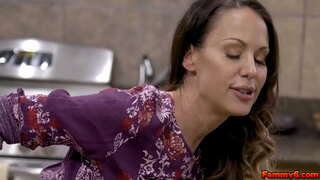 Warm donkerkop vrou Mckenzie Lee kry&#039;n paar DNA van die jong stoet en maak hom cum