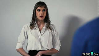 Couage isteri pesanan dia pekerja Vanguard untuk menidurinya hubby