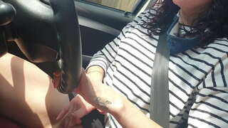 ���क सार्वजनिक कार ड्राइव करते हुए से मेरी चूत में