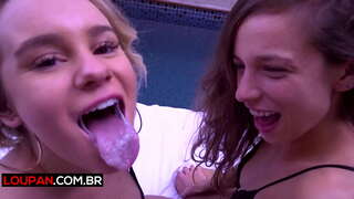 Непослушні дівчата дають в попку