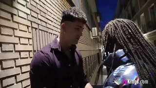 Bruneta exhibitionist devine forate de un tip excitat