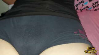 Сястра кранае яе шапіках перад братам