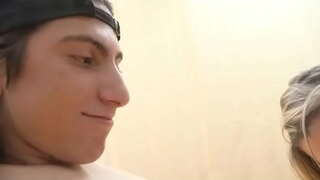 Unge dude får en god deepthroat fra blonde MILF