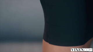 VIXEN Sassy babe verleidt baas