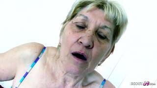 Исклучително стариот Granny Gabi има Секс со Чудовиште петел младо