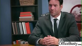 Непокірна шлюха з великими сиськами трахається в офісі відео-30