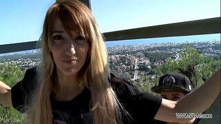 Tare roscate tanar si matura aproximativ forate la fundul ei în public