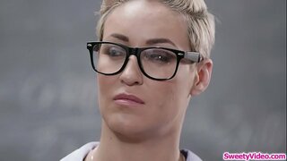 Teen babe mangan dheweke instruktur cunt sawise kelas