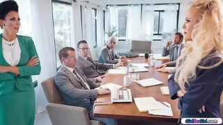 Busty milf businesswomen gå head to head i løpet av en boardmeeting.Den andre forretningsmenn få ut så raskt som de kan.Til slutt milfs ha rommet for seg selv og begynner å kysse og slikke hverandre