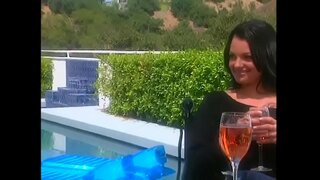 Gorąca wytatuowany laska z włosami koloru kruczą skrzydła uwodzi faceta na dziedzińcu, aby uzyskać większy rabat przy zakupie domu