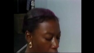 Busty ebony bruneta nasává a jezdí na pevný bílý kohout Busty ebony bruneta nasává a jezdí na pevný bílý kohout